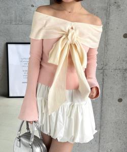 Вязаный топ с открытыми плечами и лентами