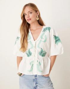 Белый топ YAS премиум-класса с вышитым узором пейсли и завязкой спереди, с баской