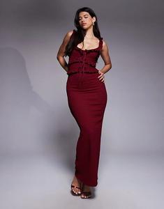 Эксклюзивное макси-платье Frolic с текстурированной отделкой, открытой спиной и шнуровкой в ​​бордовом цвете