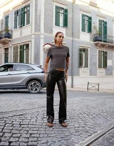 Брюки-буткат Bershka из искусственной кожи коричневого цвета