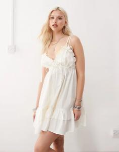 Мини-платье COLLUSION с объемным подолом и бретельками-камильонами белого цвета