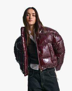 Пуховик Bershka с виниловым эффектом бордового цвета