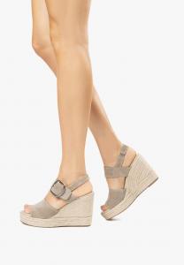 Босоножки на танкетке NeroGiardini, бежевый