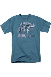 Футболка с коротким рукавом для взрослых DC Comics Batman Here Come Batman And Robin Gildan, цвет slate