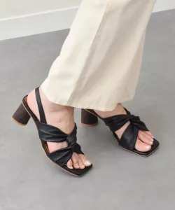 Сандалии с квадратным носком и перекрестным ремешком Angel Alarcon, цвет Bl