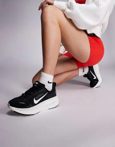 Кроссовки Nike Running Vomero 18 черного и белого цветов