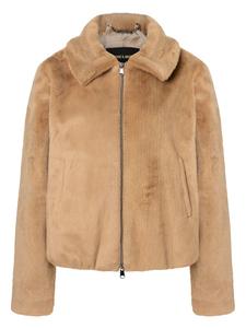 Очень мягкая, короткая куртка из искусственного меха бежевого цвета макиато More & More