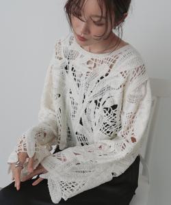 Короткий топ, связанный крючком из мохеровой пряжи.