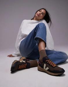 Кроссовки Dekkan коричневого цвета VEJA