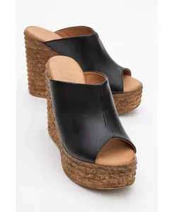 Сандалии Nelly Leather на платформе (женские) Forever & Always Shoes, черный