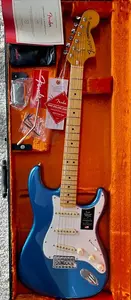 Гитара Fender American Vintage II 1973 Stratocaster в цвете Lake Placid Blue с чехлом