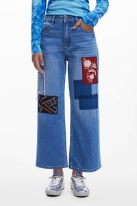 укороченные джинсы с нашивками