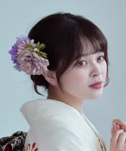 Набор аксессуаров для волос: гребень и U-образная заколка (цветы: георгина и гипсофила) Utatane, цвет Purple