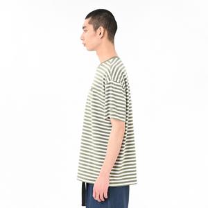 Футболка с коротким рукавом и нашивкой на обуви