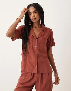 Гламурная рубашка свободного кроя цвета умбры