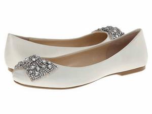 Женские туфли Ever Satin Flat в цвете слоновой кости Betsey Johnson