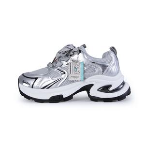 Устойчивые к истиранию низкие массивные кроссовки, увеличивающие рост, женские POEM KOEL, Plated Silver