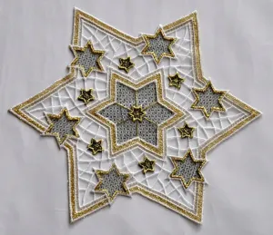 Скатерть-вышивка Плауэн "Золотая ель", золотые звезды Stickereien Plauen Ø 27 см, зеленый