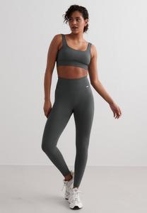 Спортивный бюстгальтер средней поддержки RIBBED SEAMLESS aim’n®, серый