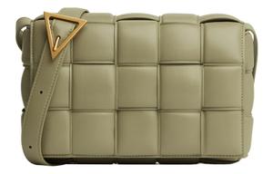 Сумка через плечо Bottega Veneta Intreccio с мягкой вставкой цвета травертин