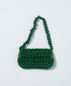 Миниатюрная сумка через плечо, украшенная бисером.