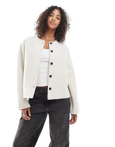 Короткая куртка-плюшевый жакет Pieces кремового цвета