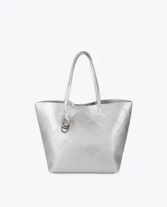 Сумка через плечо с двойной ручкой и овальным подвесным логотипом Lola Casademunt, серебряный