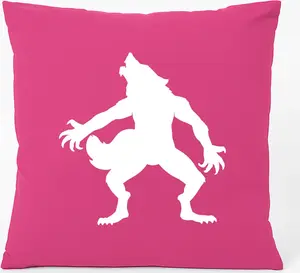 Подушка для дивана Huuraa с силуэтом оборотня, подарочная, 40x40 см, с хлопковым наполнителем цвета фуксии, сувенир в виде оборотня Hellweg Druckerei