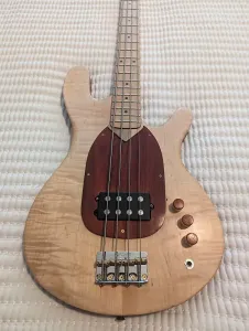 Roumo Bass Roumo Bass Гитары MB3, кудрявая кленовая древесина и падук 2024 года - масло/полимерное покрытие, вручную натертое