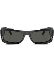 Versace Eyewear солнцезащитные очки в прямоугольной оправе с логотипом, черный