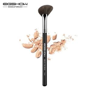 Угловая веерная кисть Eigshow Beauty F656