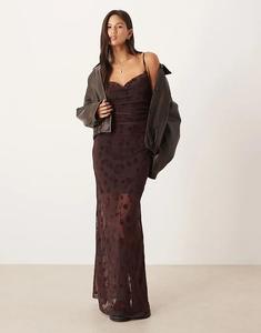 Коричневое платье макси с цветочным принтом и воротником-хомутом от ASOS DESIGN