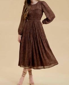 Платье макси с вырезом в форме сердца и сборками в темно-бордовом цвете Blu Pepper