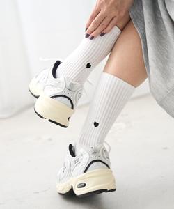 Носки в рубчик с вышивкой в виде сердца на спине