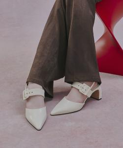 Двухцветные туфли-лодочки с пряжкой и острым носком.