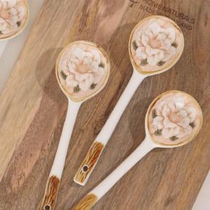 Ceramics Набор керамической посуды Camellia: миски для риса, тарелки, лапши и супа 6,6 дюйма, подглазурные, безопасные для микроволновки, с 2 витыми ложками