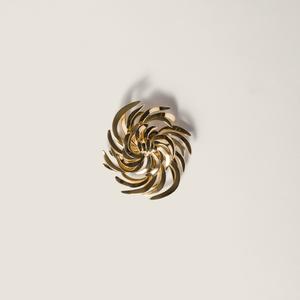 Металлическая брошь MIU MIU, золото