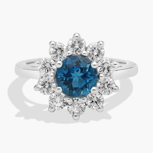 Кольцо с круглым топазом London Blue и бриллиантами Halo из 14-каратного белого золота Blue Nile