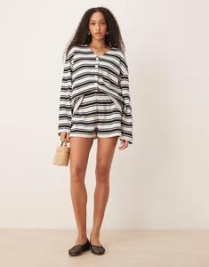 Мини-шорты с фактурной полоской в черно-белой гамме Asos Design