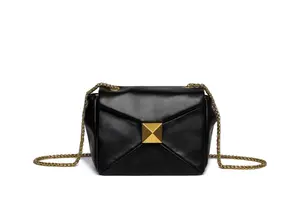 Сумка через плечо COLLEZIONE ALESSANDRO "Пирамида" из мягкого материала и тонкой цепочки, черный