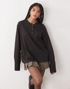 Свободный лонгслив-хенли с длинными рукавами и пуговицами Weekday, темно-коричневого цвета