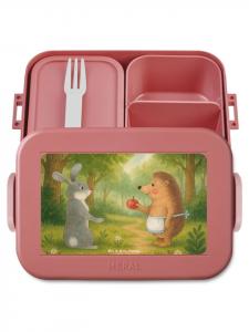 Mr. & Mrs. Panda Дизайн бенто-бокса с кроликом и ежиком, выполненный в пастельно-красных тонах (без дополнительных пояснений)