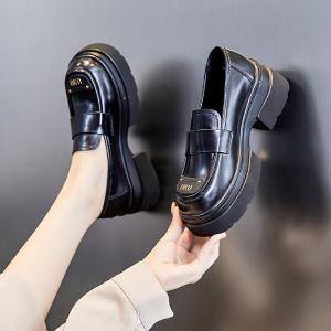 Лоферы женские Pooq, черный