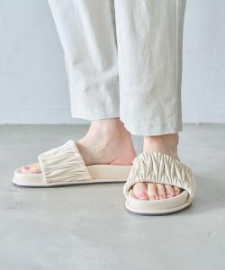 Сандалии с мягкой подкладкой и сборками Studio Clip, цвет Off White 11