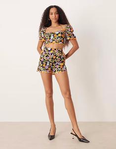 Шорты с фестончатым краем в ярком цветочном миксе Collective The Label