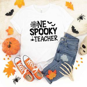 Футболка с короткими рукавами и рисунком One Spooky Teacher Simply Sage Market