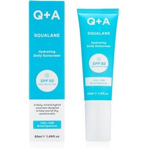 Q+A Squalane Увлажняющий ежедневный солнцезащитный крем SPF 50 с широким спектром действия UVA/UVB питает сухую кожу натуральным скваланом и маслом лугового пенника, 95% натуральное веганское, 50 мл