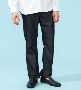 Джинсы прямого кроя Wrangler Cool из влагоотводящей и быстросохнущей ткани.