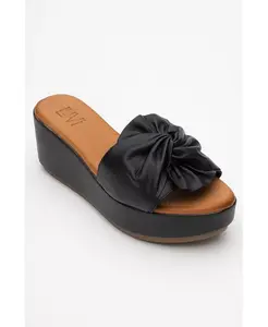 Сандалии из кожи на танкетке Syndra Bow (женские) Forever & Always Shoes, черный