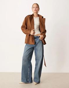 Пиджак Pretty Lavish из искусственной замши с завязкой на талии коричневого цвета